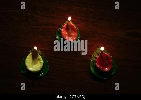 Ein Nahaufnahme Foto von bunten Diyas oder Clay Lampen mit schönem Hintergrund. Stockfoto