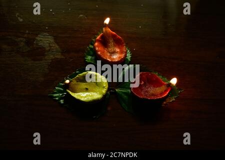 Ein Nahaufnahme Foto von bunten Diyas oder Clay Lampen mit schönem Hintergrund. Stockfoto