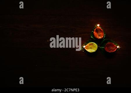 Ein Nahaufnahme Foto von bunten Diyas oder Clay Lampen mit schönem Hintergrund. Stockfoto