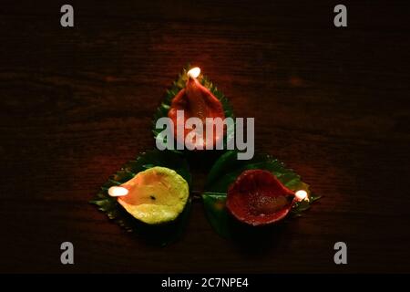 Ein Nahaufnahme Foto von bunten Diyas oder Clay Lampen mit schönem Hintergrund. Stockfoto