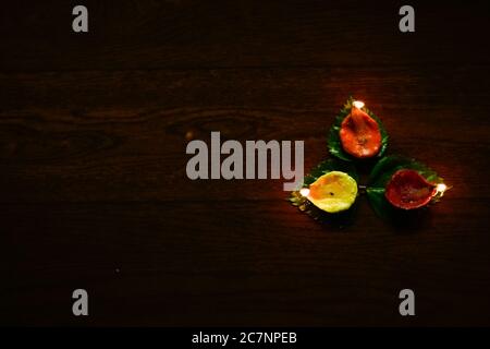 Ein Nahaufnahme Foto von bunten Diyas oder Clay Lampen mit schönem Hintergrund. Stockfoto