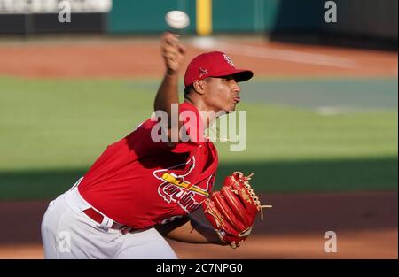 St. Louis, Usa. Juli 2020. St. Louis Cardinals Pitcher Johan Oviedo wirft Schlagübungen während eines Team-Trainings im Busch-Stadion in St. Louis am Samstag, 18. Juli 2020. Foto von Bill Greenblatt/UPI Kredit: UPI/Alamy Live News Stockfoto