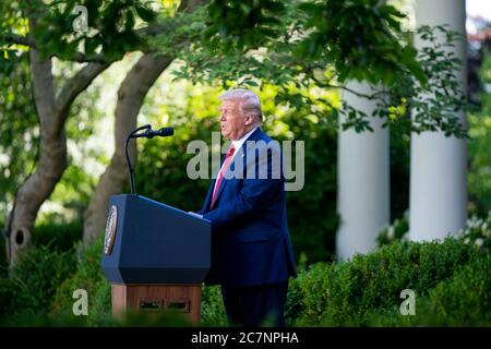 Washington, Vereinigte Staaten Von Amerika. Juli 2020. Präsident Donald J. Trump hält Bemerkungen während einer Pressekonferenz am Dienstag, 14. Juli 2020, im Rosengarten des Weißen Hauses.Menschen: Präsident Donald Trump Kredit: Storms Media Group/Alamy Live News Stockfoto