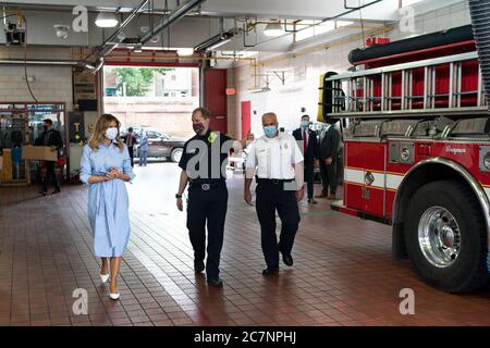 Washington, Vereinigte Staaten Von Amerika. Juli 2020. First Lady Melania Trump wird von LT. David Hoagland und dem Bataillon-Chef der Station 9, Edward C. Rice, Jr., begrüßt, als sie am Mittwoch, 15. Juli 2020, in Washington, D.C., zur Feuerwehr der DC-Feuerwehr-Triebwerkgesellschaft 9 kommt. Personen: First Lady Melania Trump Kredit: Storms Media Group/Alamy Live News Stockfoto