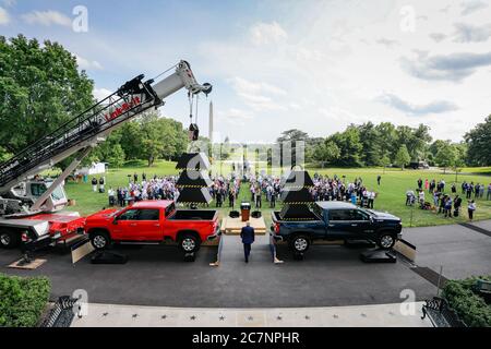 Washington, Vereinigte Staaten Von Amerika. Juli 2020. Präsident Donald J. Trump geht auf das Podium, um während der Veranstaltung "Rolling Back Regulations to Help All Americans" Bemerkungen zu machen Donnerstag, 16. Juli 2020, auf dem South Lawn des Weißen Hauses People: Präsident Donald Trump Credit: Storms Media Group/Alamy Live News Stockfoto