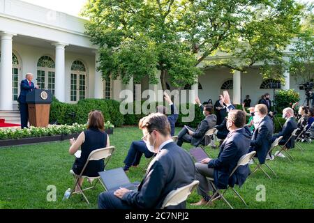 Washington, Vereinigte Staaten Von Amerika. Juli 2020. Präsident Donald J. Trump nimmt Fragen von Reportern während einer Pressekonferenz am Dienstag, 14. Juli 2020, im Rosengarten des Weißen Hauses.Menschen: Präsident Donald Trump Kredit: Storms Media Group/Alamy Live News Stockfoto