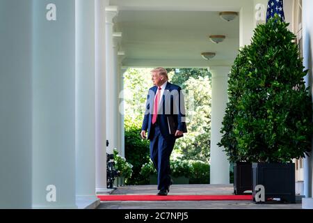 Washington, Vereinigte Staaten Von Amerika. Juli 2020. Präsident Donald J. Trump verlässt das Oval Office des Weißen Hauses und geht am Dienstag, den 14. Juli 2020, auf dem Weg zu einer Pressekonferenz im Rosengarten entlang der Kolonnade. Personen: Präsident Donald Trump Kredit: Storms Media Group/Alamy Live News Stockfoto