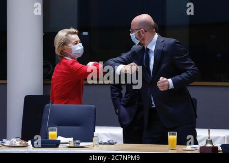 (200719) -- PEKING, 19. Juli 2020 (Xinhua) -- der Präsident des Europäischen Rates Charles Michel (R) und die Präsidentin der Europäischen Kommission Ursula von der Leyen begrüßen sich am 18. Juli 2020 am EU-Hauptsitz in Brüssel mit Ellbogen. Die Staats- und Regierungschefs der EU treffen sich zum ersten Mal seit März in Brüssel, um eine Einigung über den nächsten langfristigen Haushalt des Blocks zu erzielen, der auch Maßnahmen zur Erholung Europas von der Coronavirus-Pandemie umfassen würde. (Europäische Union/Handout über Xinhua) Stockfoto