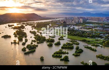 Peking, China. Juli 2020. Luftaufnahme vom 17. Juli 2020 zeigt eine Ansicht des Hanjiang Feuchtgebiets in der Stadt Hanzhong, nordwestlich der chinesischen Provinz Shaanxi. Quelle: Tao Ming/Xinhua/Alamy Live News Stockfoto