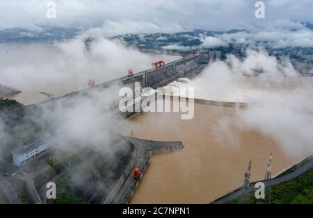 (200719) -- PEKING, 19. Juli 2020 (Xinhua) -- Luftfoto vom 18. Juli 2020 zeigt den drei-Schluchten-Staudamm, der die Schleusen öffnet, um das Hochwasser des Jangtse-Flusses in der zentralchinesischen Provinz Hubei abzuleiten. Der drei-Schluchten-Stausee in der zentralchinesischen Provinz Hubei hat 2020 die zweite Flut entlang des Jangtse-Flusses erlebt, die bisher größte, die in diesem Jahr am Stausee eintraf. Am Samstag um 8 Uhr morgens erreichte der einströmende Wasserdurchfluss 61,000 Kubikmeter pro Sekunde, während der abströmende Wasserdurchfluss 33,000 Kubikmeter pro Sekunde betrug, wobei 45 Prozent des im Stausee einbehaltenen Flutwassers zurückgehalten wurden Stockfoto