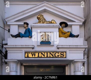 LONDON, GROSSBRITANNIEN - 11. Apr 2019: Das Schild über dem Eingang zum berühmten Twinings Teeladen in The Strand Stockfoto