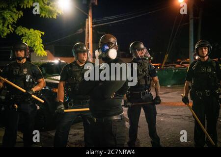 ALBANY, NEW YORK, USA - 31. Mai 2020: Ein Protestler der Schwarzen Leben in einer Gesichtsmaske steht vor einer Reihe von Polizisten vor einem p Stockfoto