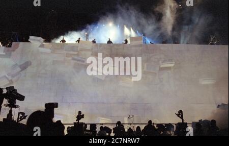 FILED - 21 July 1990, Berlin: Auf der Bühne des ehemaligen Todesstreifens am Potsdamer Platz wird eine Wand aus Styroporstücken für die Roger Waters Produktion des Pink Floyd Erfolges 'The Wall' errichtet. (Zu 'Rockspektakel auf Todesstreifen - 'die Mauer' vor 30 Jahren in Berlin') Foto: Wolfgang Kumm/dpa Stockfoto