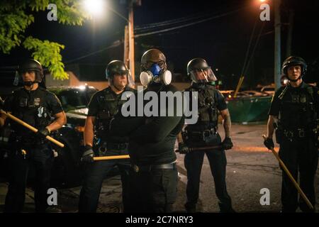 ALBANY, NEW YORK, USA - 31. Mai 2020: Ein Protestler der Schwarzen Leben in einer Gesichtsmaske steht vor einer Reihe von Polizisten vor einem p Stockfoto