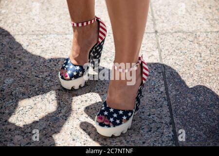 Columbus, Usa. Juli 2020. Ein Protestant steht in amerikanischen Flaggenschuhen während einer "Anti-Maske"-Kundgebung im Ohio State House.über 200 Menschen versammelten sich im Ohio State House, um gegen das Mandat der Gesichtsmaske zu protestieren, das mehrere Landkreise im Bundesstaat unterstehen. Kredit: SOPA Images Limited/Alamy Live Nachrichten Stockfoto