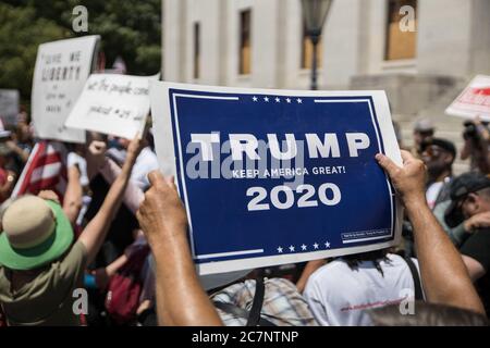 Columbus, Usa. Juli 2020. Ein Trump-Unterstützer hält ein Plakat während einer "Anti-Maske"-Kundgebung im Ohio State House.über 200 Menschen versammelten sich im Ohio State House, um gegen das Mandat der Gesichtsmaske zu protestieren, das mehrere Landkreise im Bundesstaat unterstehen. Kredit: SOPA Images Limited/Alamy Live Nachrichten Stockfoto