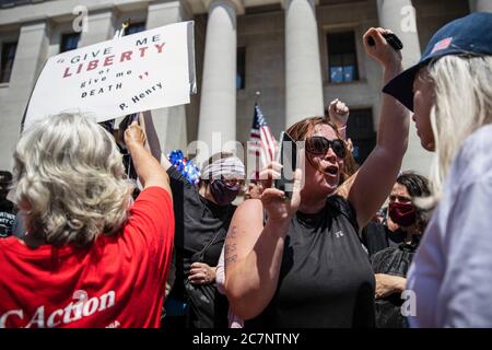 Columbus, Usa. Juli 2020. Black Lives Matter Gegen-Protestant singt Parolen während einer Anti-Maske-Kundgebung protestieren Black Lives Matter im Ohio State House.über 200 Menschen versammelten sich im Ohio State House, um gegen das Mandat der Gesichtsmaske zu protestieren, das mehrere Landkreise im Bundesstaat unterstehen. Kredit: SOPA Images Limited/Alamy Live Nachrichten Stockfoto