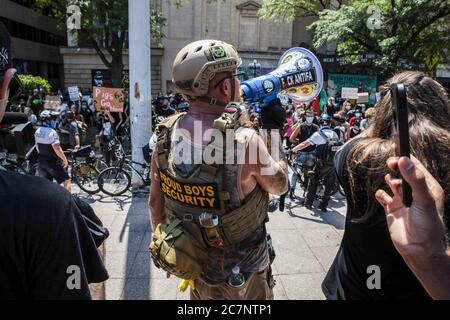 Columbus, Usa. Juli 2020. Ein Protestant in einem Armeekostüm singt Parolen auf einem Megaphon während einer Anti-Maske-Kundgebung im Ohio Statehouse.über 200 Menschen versammelten sich im Ohio State House, um gegen das Mandat der Gesichtsmaske zu protestieren, das mehrere Landkreise im Staat unterstehen. Kredit: SOPA Images Limited/Alamy Live Nachrichten Stockfoto