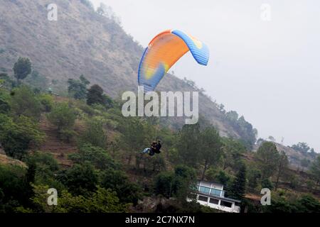 Ein Segelflugzeug, das in den Bergen des Himalaya in Nanital zusammen mit seinem Co-Piloten, selektive Fokussierung Stockfoto