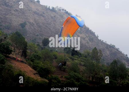 Ein Segelflugzeug, das in den Bergen des Himalaya in Nanital zusammen mit seinem Co-Piloten, selektive Fokussierung Stockfoto