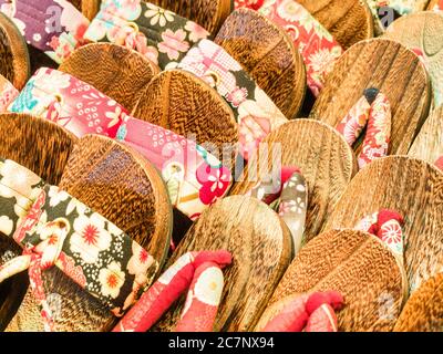 Nahaufnahme von bunten traditionellen japanischen Sandalen in Kyoto Stockfoto