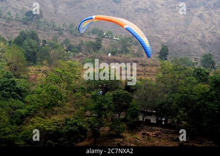 Ein Segelflugzeug, das in den Bergen des Himalaya in Nanital zusammen mit seinem Co-Piloten, selektive Fokussierung Stockfoto