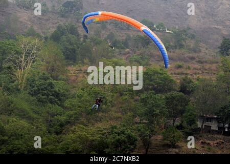 Ein Segelflugzeug, das in den Bergen des Himalaya in Nanital zusammen mit seinem Co-Piloten, selektive Fokussierung Stockfoto