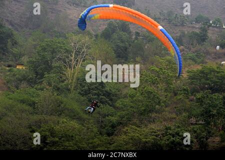 Ein Segelflugzeug, das in den Bergen des Himalaya in Nanital zusammen mit seinem Co-Piloten, selektive Fokussierung Stockfoto