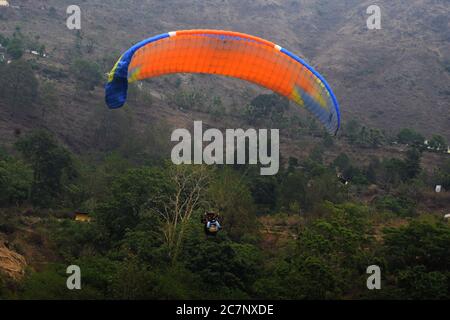 Ein Segelflugzeug, das in den Bergen des Himalaya in Nanital zusammen mit seinem Co-Piloten, selektive Fokussierung Stockfoto