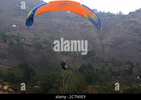 Ein Segelflugzeug, das in den Bergen des Himalaya in Nanital zusammen mit seinem Co-Piloten, selektive Fokussierung Stockfoto