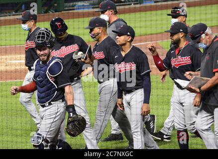 Pittsburgh, Usa. Juli 2020. Cleveland Indians Spieler feiern den 5-3 Sieg gegen die Pittsburgh Pirates am Samstag, 18. Juli 2020 im PNC Park in Pittsburgh. Foto von Archie Carpenter/UPI Kredit: UPI/Alamy Live News Stockfoto