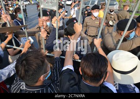 Bangkok, Thailand. Juli 2020. 17 Uhr. Am 18. Juli 2020 versuchen Demonstranten, die Polizei mit Gewalt zu drängen. Um das Gebiet auf Thanon Ratchadamnoen Klang neben dem Demokratie-Denkmal, Bangkok zu erobern (Foto von Teera Noisakran/Pacific Press) Quelle: Pacific Press Agency/Alamy Live News Stockfoto