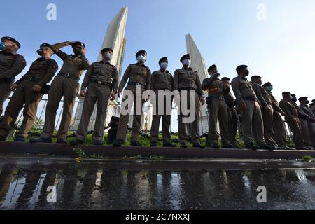 Bangkok, Thailand. Juli 2020. Bangkok: Die Polizei hat Sicherheitskräfte festgesteckt. Demokratie Monument, das Gebiet der Regierungsproteste. (Foto von Teera Noisakran/Pacific Press) Quelle: Pacific Press Agency/Alamy Live News Stockfoto