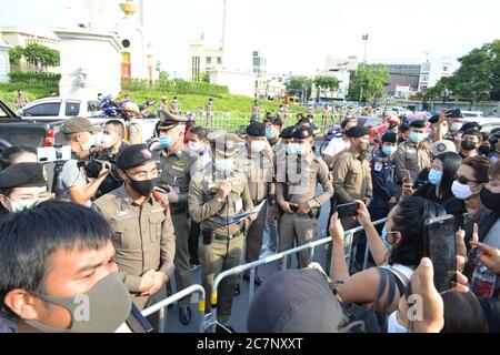 Bangkok, Thailand. Juli 2020. Bangkok: Die Polizei hat Sicherheitskräfte festgesteckt. Demokratie Monument, das Gebiet der Regierungsproteste. (Foto von Teera Noisakran/Pacific Press) Quelle: Pacific Press Agency/Alamy Live News Stockfoto