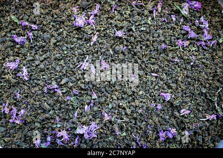 Trocken fermentierter Feuerweed Tee. Homogener Hintergrund. Teestextur. Stockfoto