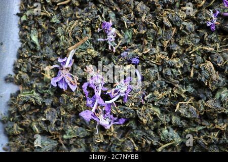 Trocken fermentierter Feuerweed Tee. Homogener Hintergrund. Teestextur. Stockfoto