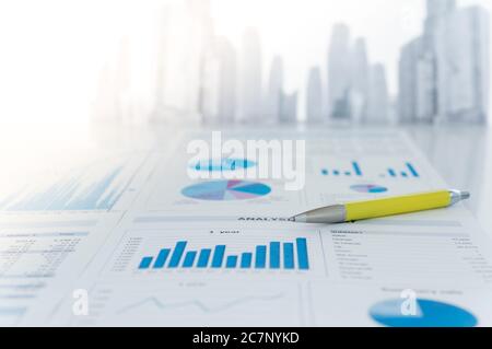 Nahaufnahme des Finanzberichts. Konzept der Finanzwirtschaft, Datenanalyse, Investitionsplanung, Business Analytics. Stockfoto