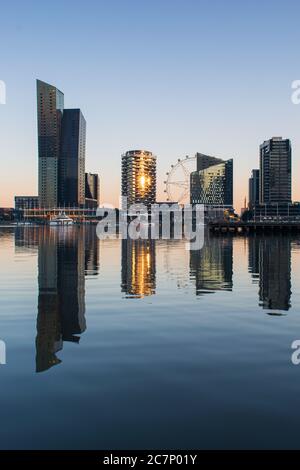 MELBOURNE, AUSTRALIEN - 25. August 2018: Morgenreflexionen in den Melbournes Docklands Stockfoto