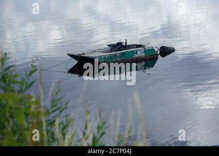 Stadt Plavinas, Lettland. Grünes Boot auf dem Fluss.18.07.2020 Stockfoto