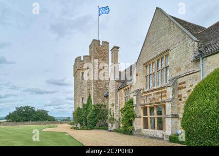 NHS Flagge über Rockingham Castle (während der Coronavirus Krise) in Corby, England, eine königliche Burg von William dem Eroberer in den elf gebaut Stockfoto