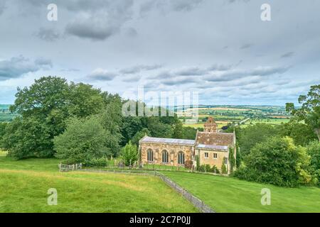 St Leonard's Kirche in Rockingham Castle, Corby, England, eine königliche Burg von William dem Eroberer im elften Jahrhundert gebaut. Stockfoto