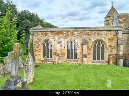 St Leonard's Kirche in Rockingham Castle, Corby, England, eine königliche Burg von William dem Eroberer im elften Jahrhundert gebaut. Stockfoto