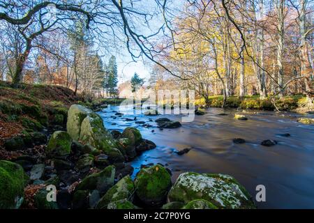 Wunderschöner schottischer Fluss in der Nähe von Huntly Castle Stockfoto