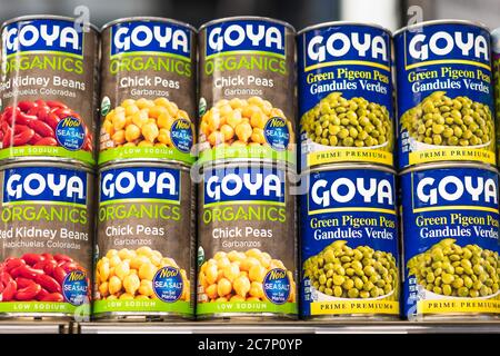 17. Juli 2020 Santa Clara / CA / USA - Goya Foods Dosen in einem Supermarkt ausgestellt; Goya Foods, Inc. Ist ein amerikanischer Hersteller einer Marke von Lebensmitteln verkauft Stockfoto