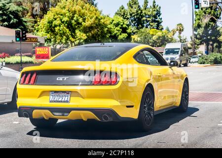 13. Juli 2020 Sunnyvale / CA / USA - Ford Mustang GT wartet an einer Ampel Stockfoto