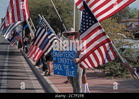 Tucson, Arizona, USA. Juli 2020. Mitglieder von Back the Blue halten eine Kundgebung ab, um die Polizeibehörde von Tucson zu unterstützen. Die pro-Polizeiorganisation wurde von Tim Cesolini gegründet, der die Idee hatte, eine dünne blaue Linie um das Tucson Polizeihauptquartier zu malen, um Offiziere zu unterstützen, die behaupteten, sie würden von radikalen Gruppen wie Black Lives Matter angegriffen. Ihr Symbol ist eine schwarz-weiße amerikanische Flagge mit dem blauen Rücken darauf geschrieben. Kredit: Christopher Brown/ZUMA Wire/Alamy Live Nachrichten Stockfoto