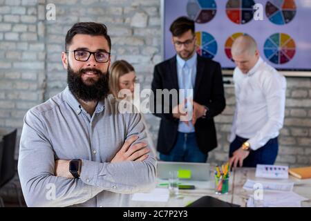 Erfolgreiche Geschäftspartner, die ein Meeting abhalten und neue Geschäfte besprechen Projektideen im Büro Stockfoto