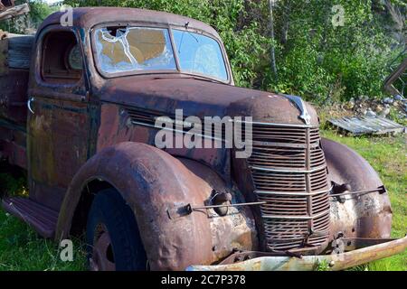 Virginia City, Nevada, USA - 22. August 2012: Ein rostiger antiker internationaler LKW Stockfoto