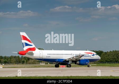 München, Deutschland - September 03. 2019 : British Airways Airbus A319-131 mit der Flugzeugregistrierung rollt G-EUPI zum Start auf dem nördlichen Stockfoto