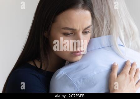 Tochter umarmt ältere Mutter, die ihr Mitgefühl zeigt Nahaufnahme Ansicht pitying Stockfoto